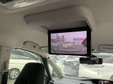 フリップダウンの大画面後席モニター☆ロングドライブも退屈せずに過ごせます♪