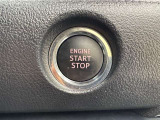 エンジンスタートボタンです。キーが車内にあれば、エンジンの始動・停止はブレーキを踏んでスイッチを押すだけ!キーを取り出す手間を省き、ワンプッシュでエンジンを操作するので簡単でスムーズです。