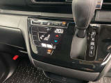 オートエアコンです!ボタンでの簡単な操作で室内を快適な温度にしてくれますので、夏場や冬場でも快適なドライブができます!