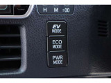 EVドライブモードで、エンジン音や排気ガスを気にすることなく走れます。早朝・深夜や屋内の駐車場などで重宝しますよ♪