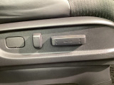 電動シートなので、お好みのシートポジションへの移動もスムーズに行えます。