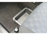 助手席シート下にも収納スペースがあります。