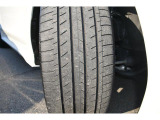 右前タイヤ タイヤはひびもなく良好です!詳細は各タイヤ写真をご覧ください。タイヤパンク保証プログラム販売中!もしもの時にタイヤ4本新品交換!詳細はスタッフまで!※ホイールロックナットは展示用です。