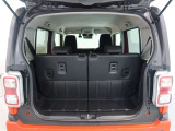 後部座席は分割式です。普段の荷室スペースも充実!