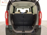 開口部も広く荷物の積み下ろしもしやすいお車となっております。シートの背もたれは5:5の割合で背もたれを可倒でき、前後のシートスライドもできるので荷室をひろげることができます。