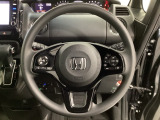 ハンドルにHondaセンシング系のクルーズコントロールやレーンキープアシストなどのスイッチと、オーディオの操作スイッチが装備されています。ハンドルから手を離さず安全に操作できます。