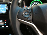ハンドルから手を離さずにオーディオの操作ができるステアリングスイッチを装備。わき見運転の防止にもなり安全運転に貢献します。