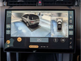 【360&deg;サラウンドカメラ】全周囲のカメラを繋ぎ合わせ上からのアングルを画面上に映し出します。見やすい為バックも安全に運転できます。