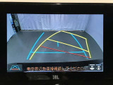 【バックモニター】駐車時に後方がリアルタイム映像で確認できます。大型商業施設や立体駐車場での駐車時や、夜間のバック時に大活躍!運転スキルに関わらず、今や必須となった装備のひとつです!