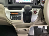 足元スッキリ、インパネシフトです。パーキングブレーキはフットブレーキタイプなので、運転席と助手席の間がスッキリしています。
