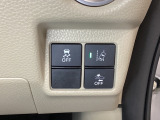 Hondaセンシング用の、VSA(ABS+TCS+横滑り抑制)解除と路外逸脱抑制機能のオンオフスイッチなどはハンドルの右側に装備しています。
