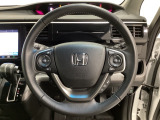 ハンドルにHondaセンシング系のクルーズコントロールやレーンキープアシストなどのスイッチと、オーディオの操作スイッチが装備されています。ハンドルから手を離さず安全に操作できます。