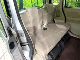 後部座席も気になるようなキズ・汚れやへたり等、大きなダメージはなく、良好な状態です。