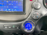 【オートエアコン】一度お好みの温度に設定すれば、車内の温度を検知し風量や温度を自動で調整。暑い&hellip;寒い&hellip;と何度もスイッチ操作をする必要はありません。快適な車内空間には必須の機能ですね♪