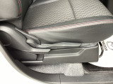 運転席にはドライバーの体型や好みに応じて前後方向だけでなく、高さの調整ができるシートリフターを装備!