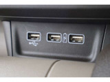 USBオーディオ用ソケットがついていますので携帯電話などを接続すれば音楽等の再生が可能です!充電用ソケットもございます!