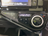 【オートエアコン】一度お好みの温度に設定すれば、車内の温度を検知し風量や温度を自動で調整。暑い&hellip;寒い&hellip;と何度もスイッチ操作をする必要はありません。快適な車内空間には必須の機能ですね♪
