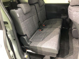【後部座席】も当然、綺麗・清潔に仕上げております。内装の綺麗なお車は気持ちが良いですし、コンディションのいい車が多いです。これもオススメの1台です。