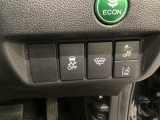 Hondaセンシング用の、VSA(ABS+TCS+横滑り抑制)解除と路外逸脱抑制機能のオンオフスイッチなどはハンドルの右側に装備しています。