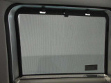 後部座席左右ドアガラスにロ-ルサンシェード付きです強い日差しを遮ることができます