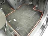フロアマットも綺麗にクリーニングされています。