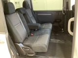 2列目シートは背もたれの角度調節ができるベンチシートになっております。長距離運転になってもゆったりとできるようにアームレストがついてます。