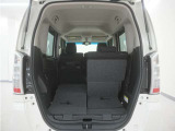 2列目シートは左右独立で倒すことができます。3人乗車状態でより多くの荷物を積むことができます。