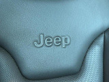 フロントシートにはJeepのロゴ入り。
