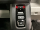 シフトはセレクトレバーのなくなったエレクトリックギアセレクターになっています。右側に電子制御パーキングブレーキがあります。スイッチひとつでブレーキ力を自動的に最適制御できるパーキングシステムです。