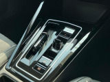 シフトレバーではなくスイッチを採用しています。サイドブレーキはスイッチにて操作できます。オートホルドスイッチを押せば、フットブレーキを保持し、坂道や渋滞で足の疲労を軽減します。