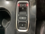シフトはセレクトレバーのなくなったエレクトリックギアセレクターになっています。下に電子制御パーキングブレーキがあります。スイッチひとつでブレーキ力を自動的に最適制御できるパーキングシステムです。