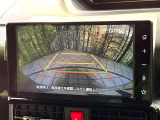 【バックカメラ】駐車時に後方がリアルタイム映像で確認できます。大型商業施設や立体駐車場での駐車時や、夜間のバック時に大活躍!運転スキルに関わらず、今や必須となった装備のひとつです!