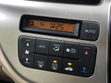 【オートエアコン】一度お好みの温度に設定すれば、車内の温度を検知し風量や温度を自動で調整。暑い&hellip;寒い&hellip;と何度もスイッチ操作をする必要はありません。快適な車内空間には必須の機能ですね♪