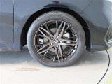 純正のアルミホイール装着車です。タイヤサイズは225/50R18です。