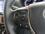 ステアリングスイッチ付き。前方から目を離すことなく操作することが可能です。