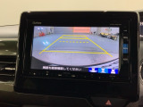 リバースギアに入れるだけで後方の表示へ切り替わります。夜間や雨の日の駐車も楽になりますよ。