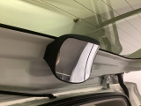 後方視角支援ミラー装備。テールゲートの内側に装着されているミラーにより、車両後方付近を見ることができます。