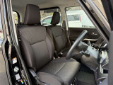 運転席の画像です。十分なスペースがあり、ゆったりした状態で運転していただけます♪
