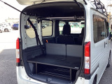 大口なテールゲートです。幅広、低い床面で大きな荷物の出し入れが簡単になります。コンパクトボディーなのに、荷室はこんなに広々!たくさん荷物が積めますよ。