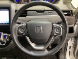 ハンドルにHondaセンシング系のクルーズコントロールやレーンキープアシストなどのスイッチと、オーディオの操作スイッチが装備されています。ハンドルから手を離さず安全に操作できます。