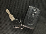キーフリーシステムを採用。キーを持ち歩いていただくだけでドアロックの開閉やエンジンスタートもキーを出さずに操作が出来ます♪