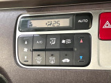 【オートエアコン】一度お好みの温度に設定すれば、車内の温度を検知し風量や温度を自動で調整。暑い&hellip;寒い&hellip;と何度もスイッチ操作をする必要はありません。快適な車内空間には必須の機能ですね♪
