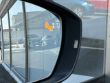 「ブラインドスポットディテクション」。後方死角ゾーンを走行する車両を検知して点灯。安全な車線変更をサポート。