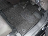 Honda認定中古車に新品の純正フロアマットを装着しました。気分よくドライブをお楽しみいただけます♪