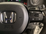 ハンドルにHondaセンシング系のクルーズコントロールやレーンキープアシストなどの操作スイッチが装備されています。ハンドルから手を離さず安全に操作できます。