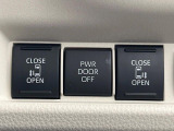 【両側パワースライドドア】スマートキーや運転席のスイッチで後席両側スライドドアの開閉が可能♪電動だから力を入れてドアを開ける必要が無く、小さなお子様でも簡単に開け閉めでき快適です♪