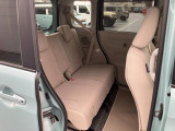 リヤシートも全車消毒済み。天井も高く広々快適空間!足元も軽とは思えない広さ。左右シートが別々に動くのでアレンジ色々♪