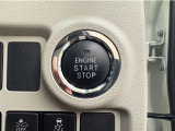 エンジンスタートボタンです。キーが車内にあれば、エンジンの始動・停止はブレーキを踏んでスイッチを押すだけ!キーを取り出す手間を省き、ワンプッシュでエンジンを操作するので簡単でスムーズです。