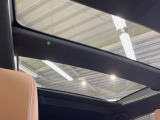 【パノラマルーフ】大型のガラスルーフ搭載で車内の解放感が一気にアップ!開放的なドライブをお楽しみいただけます。