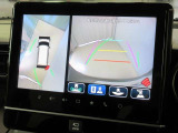 全方位モニター付きです。車両を上から見たような映像をナビゲーション画面に表示。運転席からの目視だけでは見にくい、車両周辺の状況をリアルタイムでしっかり確認できます。